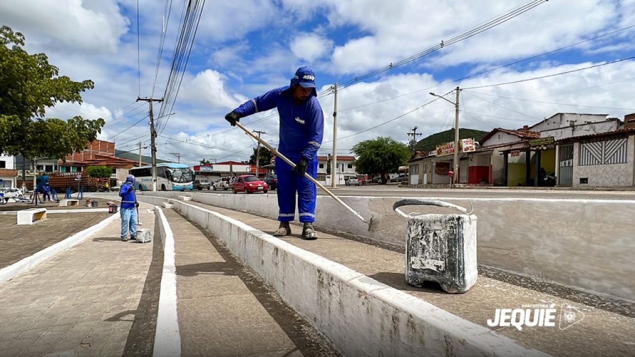 Prefeitura de Jequié reforça serviço de limpeza urbana e intensifica manutenção de praças públicas