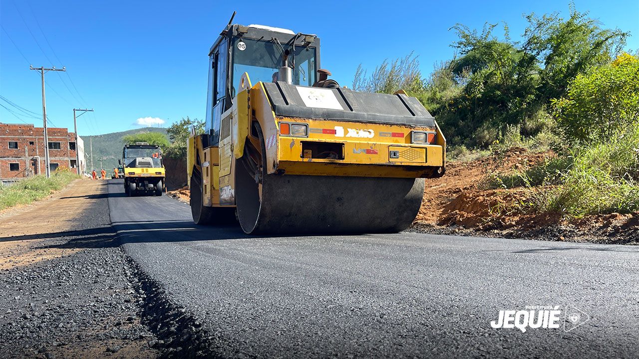 Obras de pavimentação da Prefeitura de Jequié chegam a novas ruas do Loteamento Santa Luz