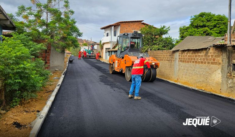 Prefeitura de Jequié avança com pavimentação asfáltica no bairro KM 3 e obras chegam a novas vias públicas