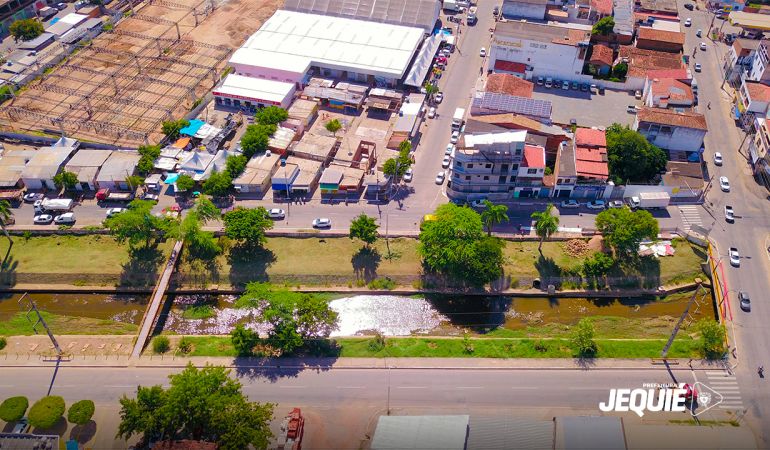 Prefeitura de Jequié inicia construção do novo estacionamento do CEAVIG, que passará a disponibilizar novas vagas para clientes e feirantes