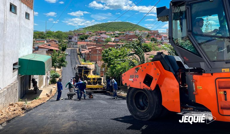 Prefeitura de Jequié segue ampliando os serviços de pavimentação no Loteamento Santa Luz, Vila Vitória e nos bairros Pompílio Sampaio e Cidade Nova
