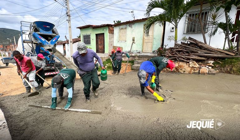 Após obra de contenção de encostas, Prefeitura de Jequié inicia pavimentação da Rua Alves Cardoso no bairro Cidade Nova