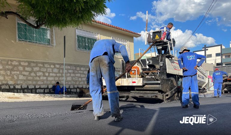 Prefeitura de Jequié avança com investimentos em pavimentação asfáltica e concretagem de ruas