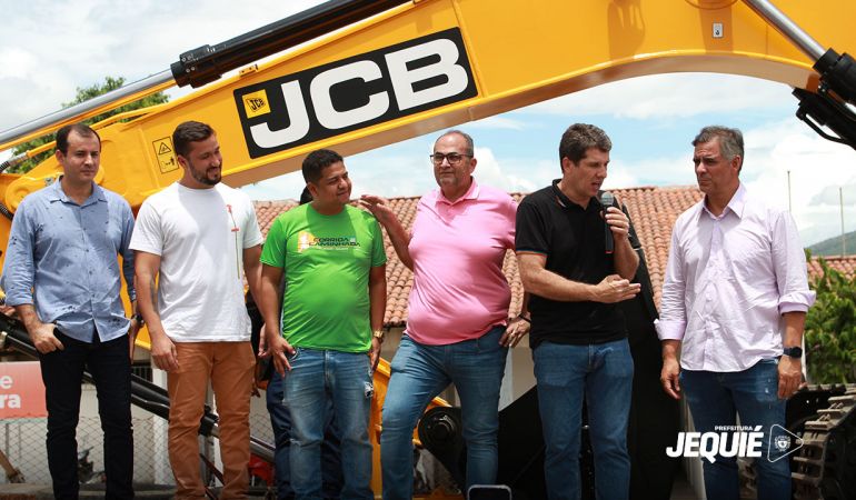 Prefeitura de Jequié amplia frota de máquinas pesadas com entrega de retroescavadeira e escavadeira hidráulica