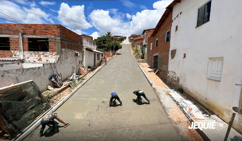 Programa de pavimentação de vias públicas segue firme e Prefeitura de Jequié intensifica obras no Loteamento Sol Nascente