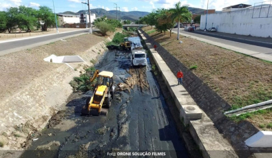 A Prefeitura de Jequié mantém limpeza constante do canal do Rio Jequiezinho