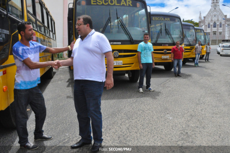 Prefeito de Jequié entrega frota de ônibus escolar recuperada ao município