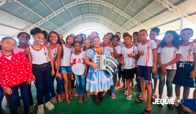 Com Felisquié Itinerante, Prefeitura de Jequié leva arte, literatura e música aos alunos da Escola Nossa Senhora da Luz no KM 3