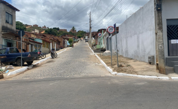Contratação de empresa para serviços de pavimentação em paralelepípedo no bairro da Pedreira, zona urbana de Jequié