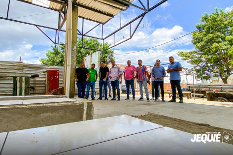 Prefeito de Jequié fiscaliza andamento das obras de reforma do CEAVIG e construção da Praça do Agarrajão