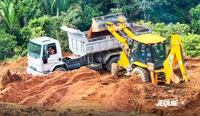 Prefeitura de Jequié amplia obras de recuperação de estradas vicinais na região do povoado de Deus Dará