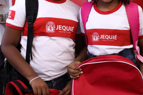Prefeitura de Jequié começa a entregar os kits escolares aos alunos da rede pública de ensino