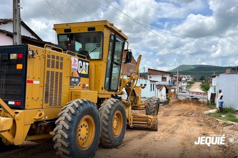 Prefeitura de Jequié dá continuidade a serviço de terraplanagem no bairro Cidade Nova