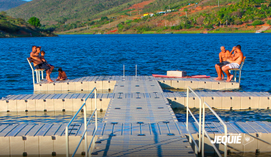 Prefeitura de Jequié instala dois píeres flutuantes para atracamento de embarcações e para banhistas na Prainha de Lomanto