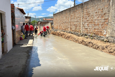 Prefeitura de Jequié leva serviços de pavimentação em concreto usinado e contempla moradores do Conjunto Habitacional URBIS IV