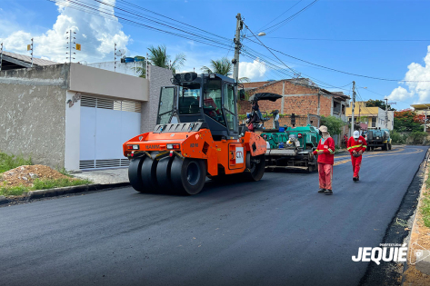 Prefeitura de Jequié segue com obras de pavimentação asfáltica e instalação dos meios-fios do Loteamento Novo Horizonte