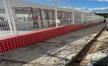 PRESTAÇÃO DE SERVIÇOS DE INSTALAÇÃO E FORNECIMENTO DE FACHADAS COM GRADIL E ESQUADRIAS NAS ESCOLAS PERTENCENTES AO SISTEMA MUNICIPAL DE ENSINO