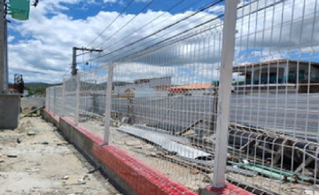 PRESTAÇÃO DE SERVIÇOS DE INSTALAÇÃO E FORNECIMENTO DE FACHADAS COM GRADIL E ESQUADRIAS NAS ESCOLAS PERTENCENTES AO SISTEMA MUNICIPAL DE ENSINO.