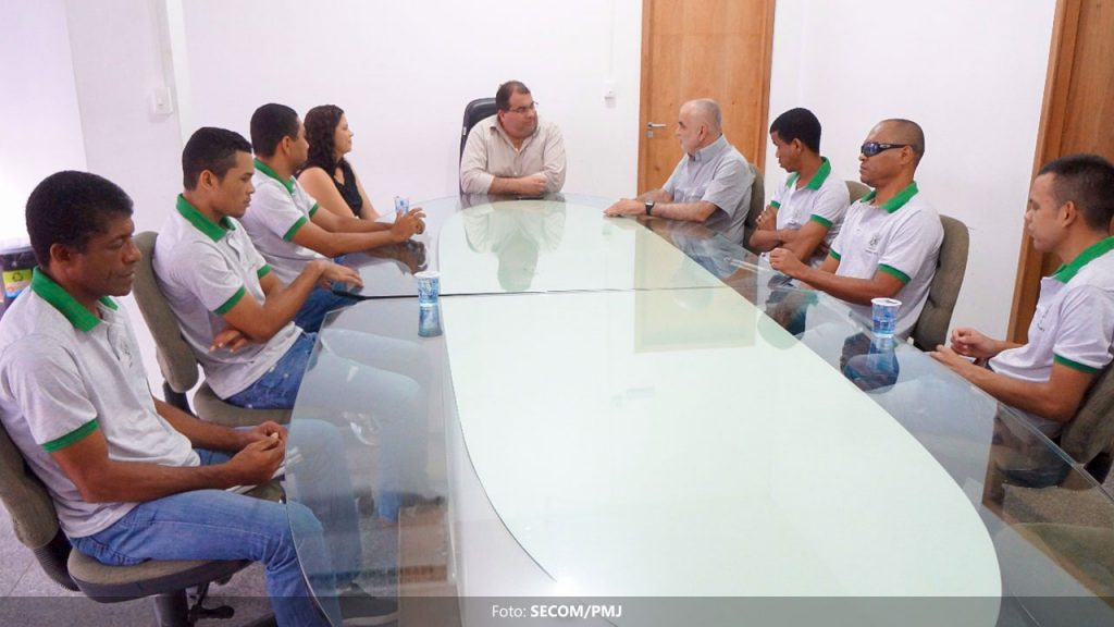 Prefeito de Jequié confirma apoio ao time de futebol da Associação Jequieense de Cegos para campeonato regional