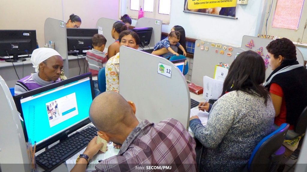Prefeitura de Jequié e Caixa Econômica Federal realizam entrega de cartões do Programa Bolsa Família