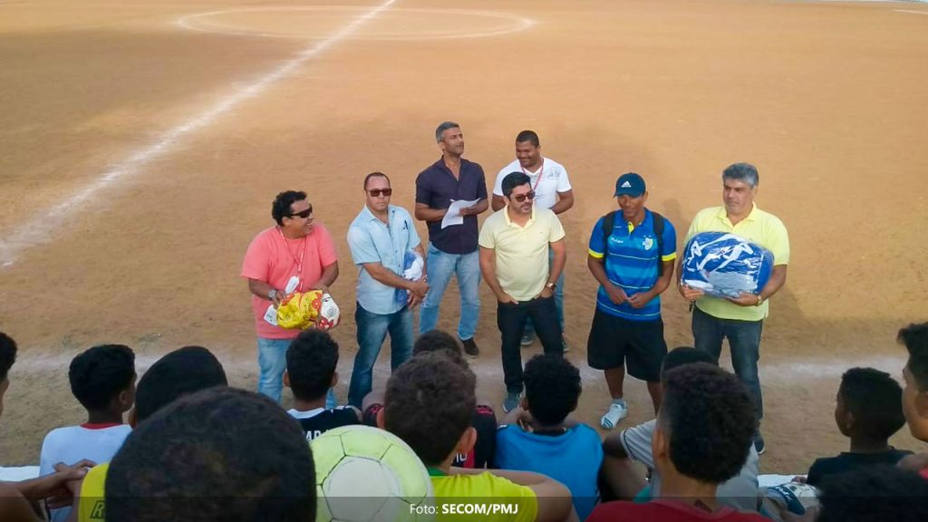 Prefeitura de Jequié entrega kit esportivo a crianças e adolescentes do Joaquim Romão