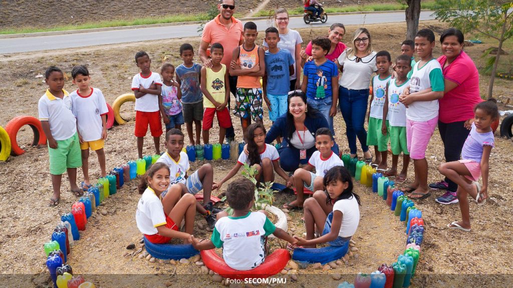 Assistidos pelo Serviço de Convivência e Fortalecimento de Vínculos do Mandacaru revitalizam espaço público