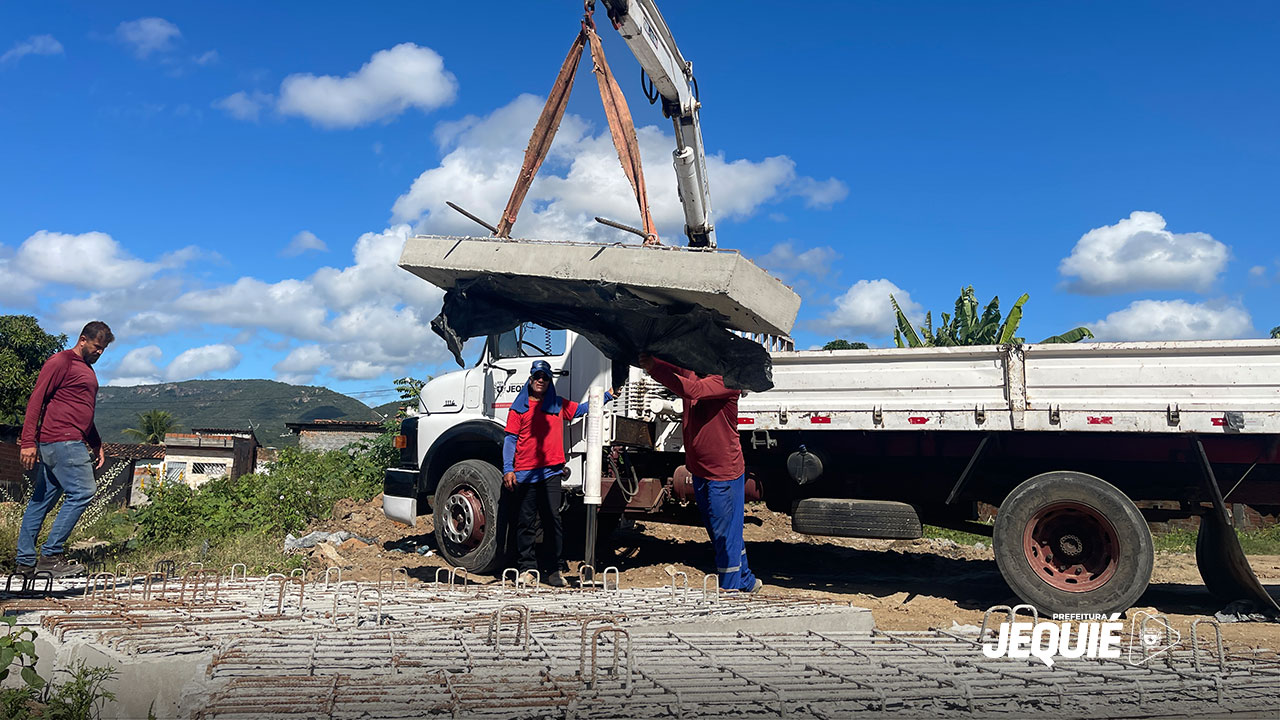Após contemplar moradores do Pompílio Sampaio, Prefeitura de Jequié avança na instalação de pontes sobre canais pluviais da Baixa do Bonfim e do Brasil Novo
