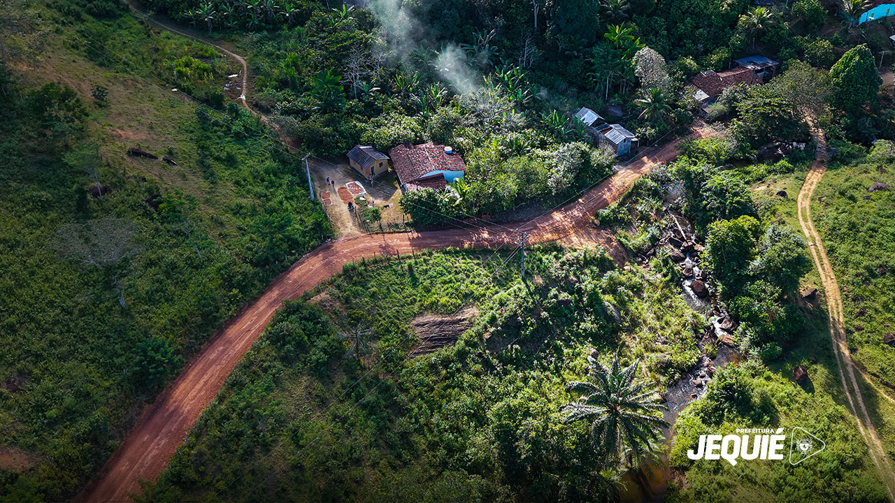 Após recuperação das estradas de Campo Largo, Rio do Antônio, Rio Preto do Costa, Prefeitura de Jequié intensifica serviço e obras beneficiam Emiliano