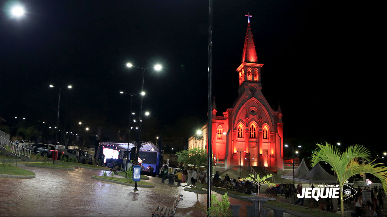 Com show musical e muita animação, prefeito de Jequié entrega primeira etapa das obras de modernização da Praça da Matriz
