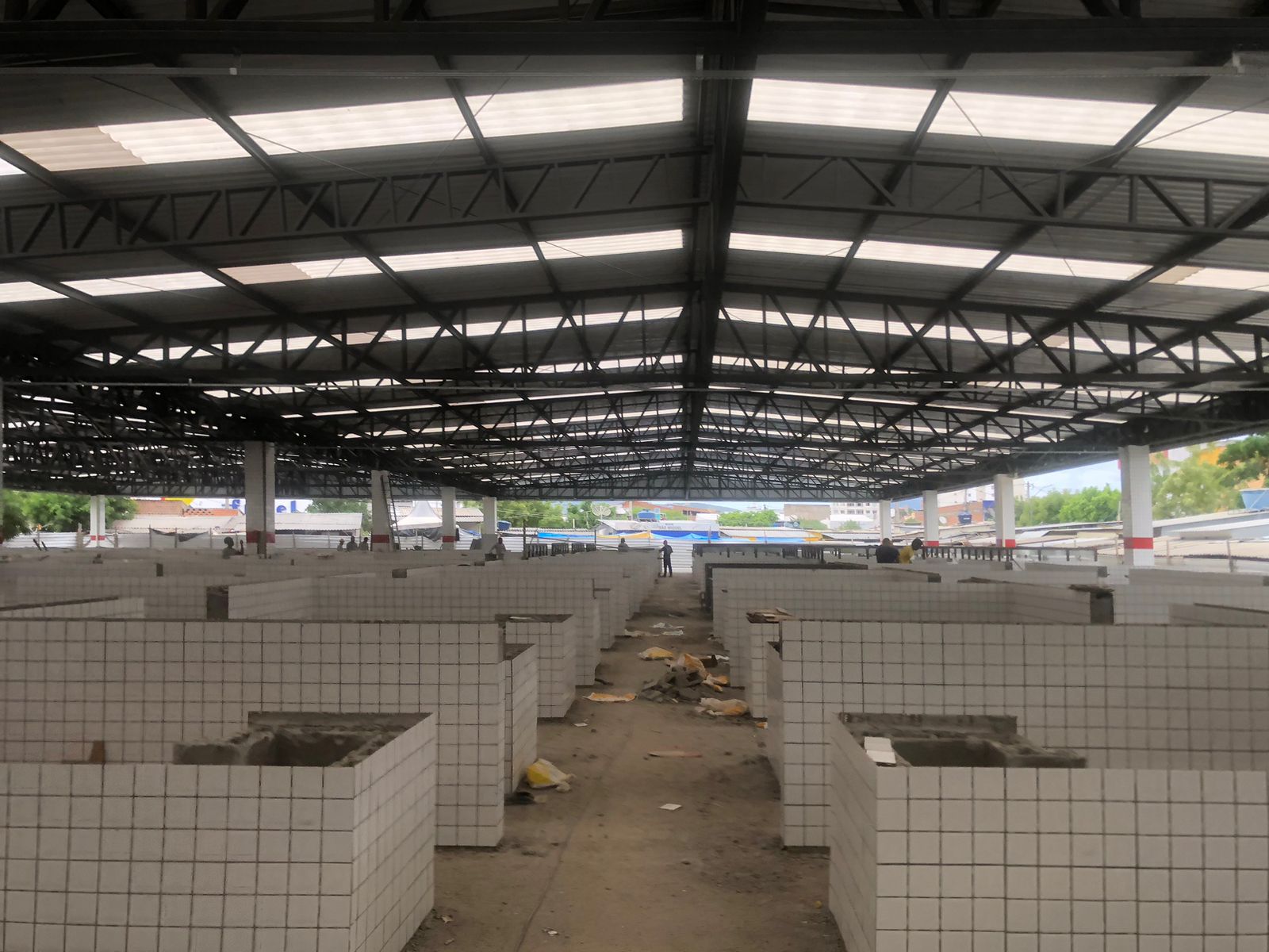 Contratação de empresa especializada para construção da cobertura metálica dos prédios públicos pertencentes às diversas secretarias no município de Jequié-Ba