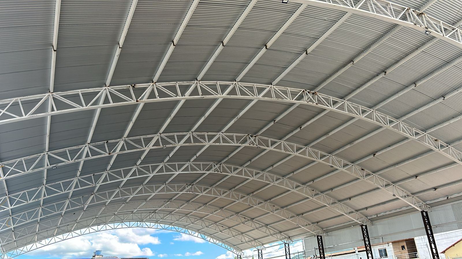 Contratação de Empresa especializada para execução de serviços de reforma e ampliação de quadras poliesportivas pertencentes as Unidades Escolares - LOTE 1