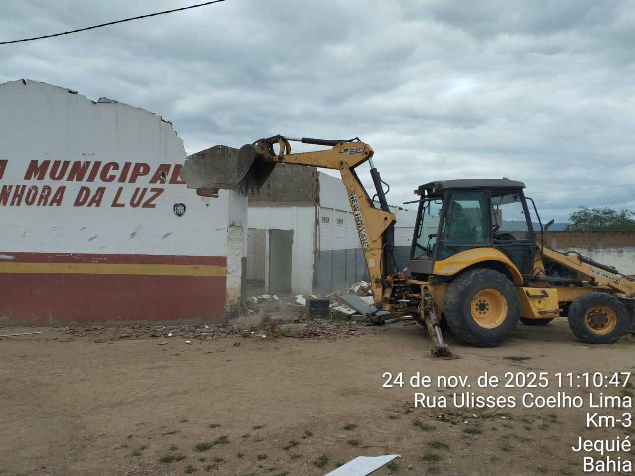 CONTRATAÇÃO DE EMPRESA PARA REQUALIFICAÇÃO DA ESCOLA MUNICIPAL NOSSA SENHORA DA LUZ, NO BAIRRO KM 03, NA CIDADE DE JEQUIÉ - BA
