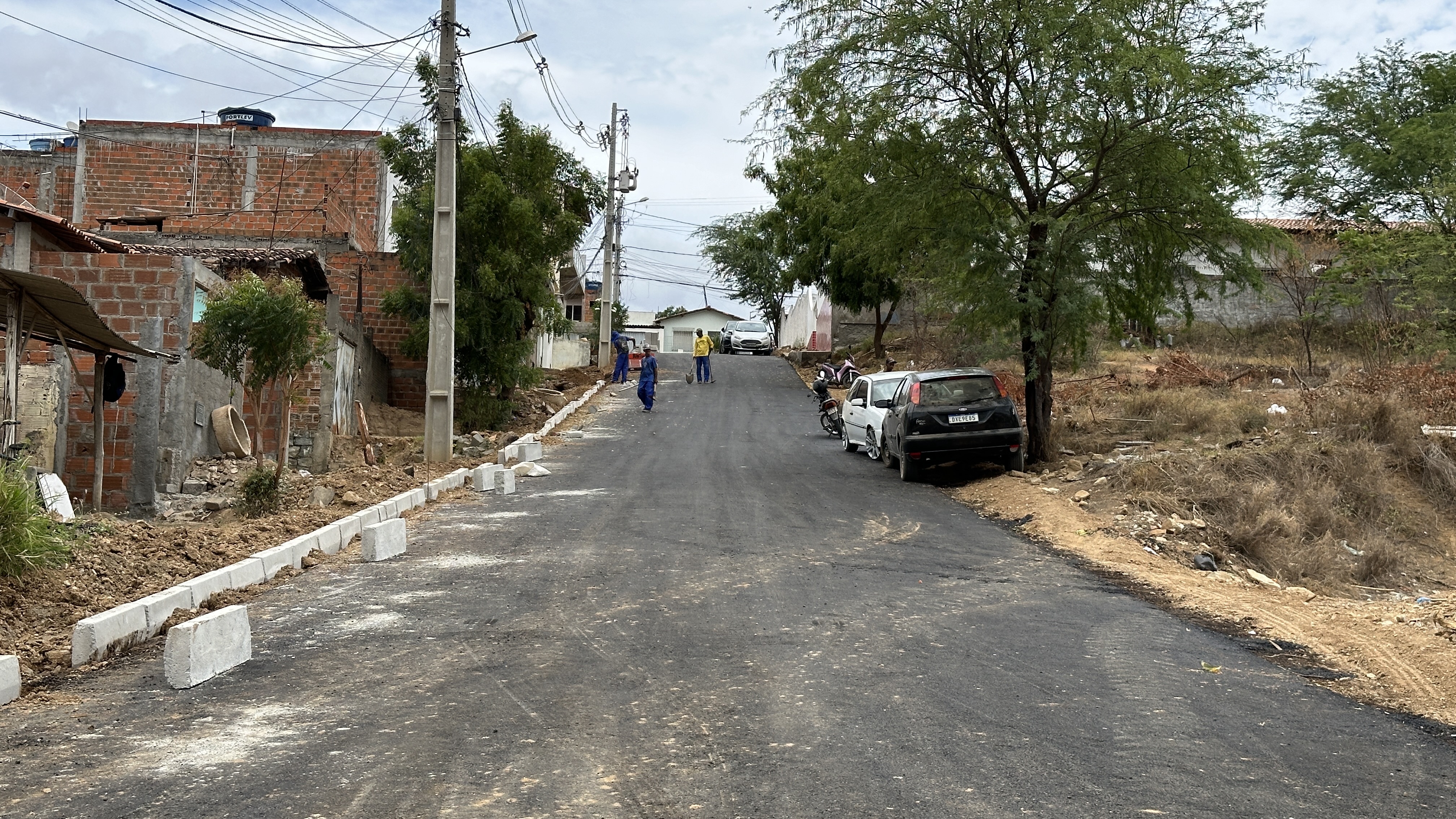 FORNECIMENTO E ASSENTAMENTO DE GUIAS E SARJETAS EM DIVERSAS RUAS DO MUNICÍPIO DE JEQUIÉ