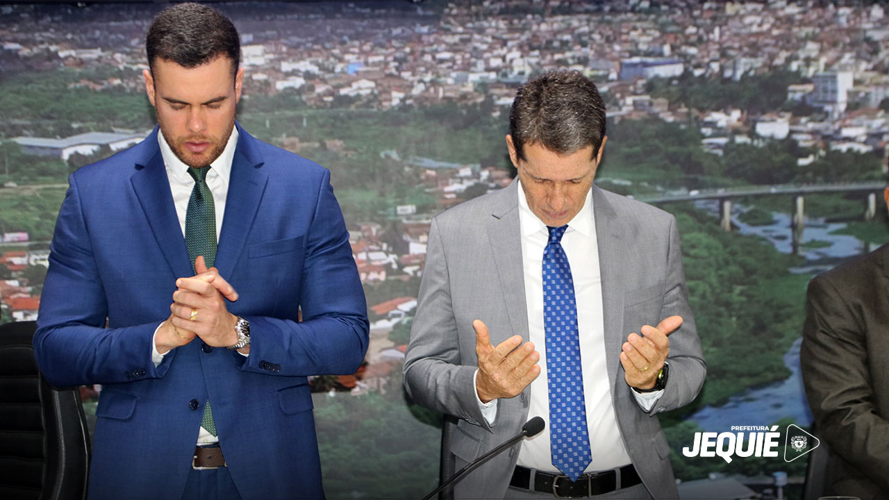 Prefeito cumpre transmissão de cargo para vice-prefeito e consolida ato democrático de transição na Prefeitura de Jequié