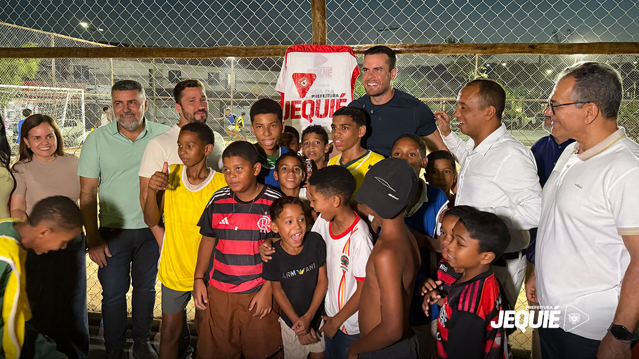Prefeito de Jequié entrega requalificação de praça, quadra poliesportiva e nova quadra de areia no Residencial Cachoeirinha