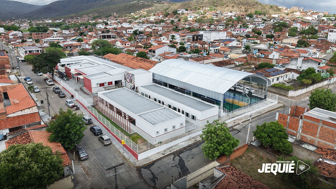 Prefeito de Jequié inaugura quadra coberta para estudantes da Escola Adelaide Rodrigues e do Centro Educacional Senador João Calmon