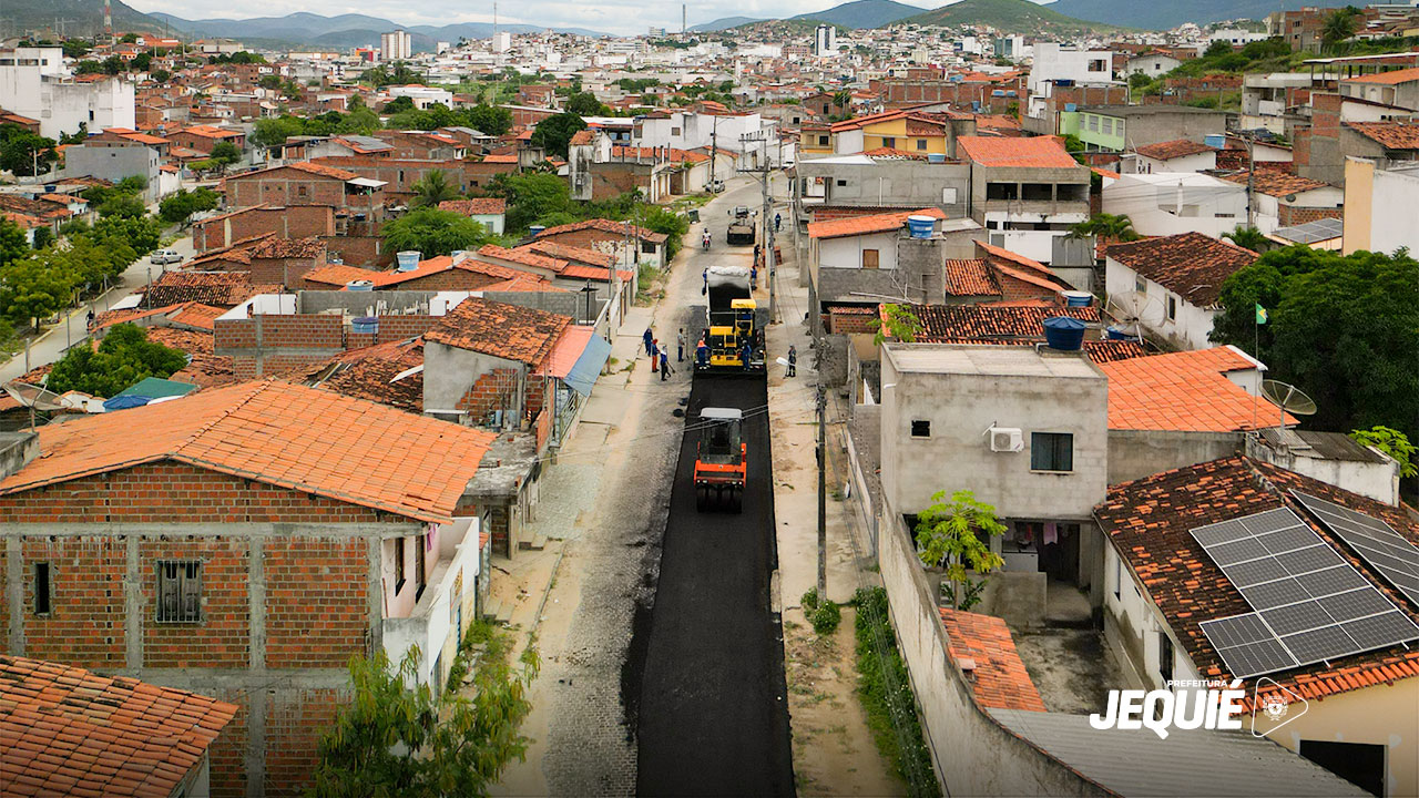 Prefeitura de Jequié acelera programa de pavimentação e melhorias contemplam moradores do Curral Novo e do Loteamento Parque da Colina