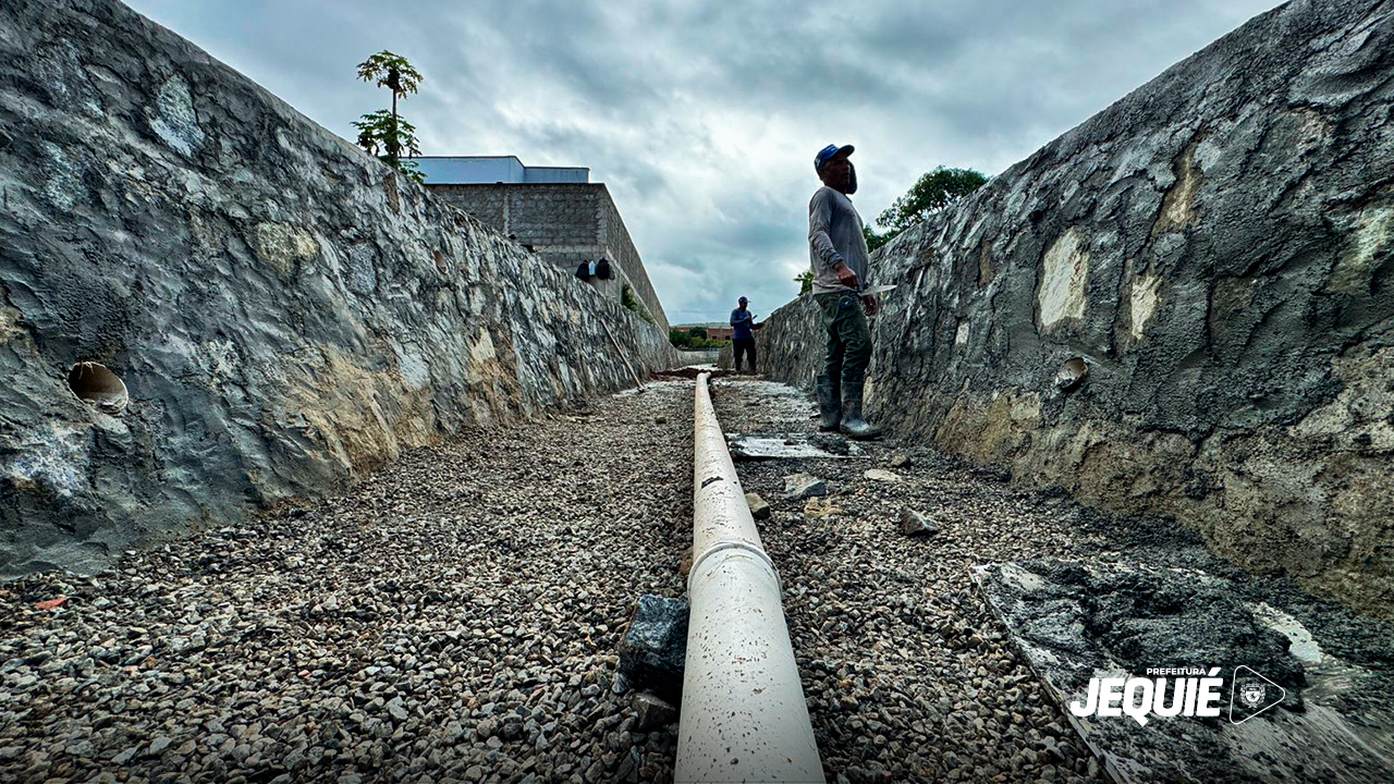 Prefeitura de Jequié avança com obras de drenagem pluvial no Brasil Novo e novas contenções de encostas no Joaquim Romão