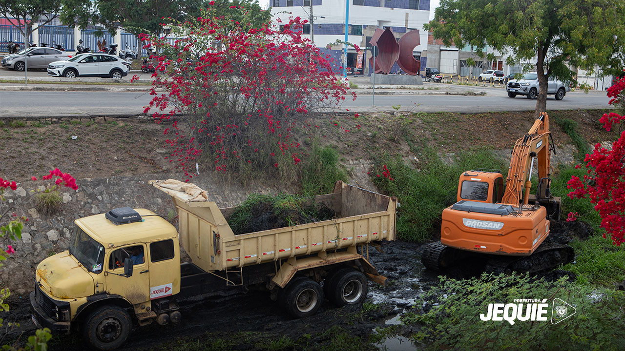 Prefeitura de Jequié intensifica manutenção preventiva no trecho urbano do Rio Jequiezinho e canal pluvial do bairro Espírito Santo