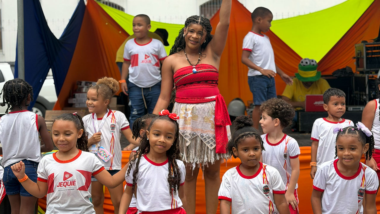 Prefeitura de Jequié realiza mais uma edição da Caravana da Alegria e contempla cerca de 10 mil estudantes do município