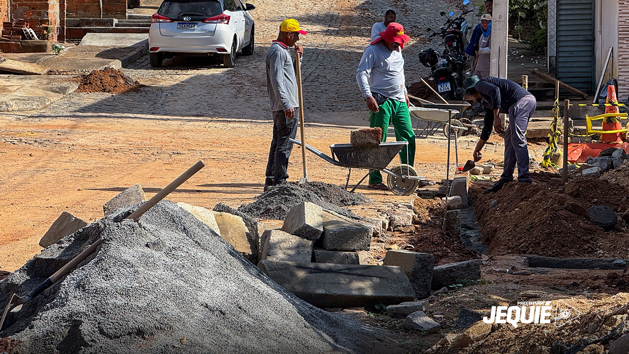 Prefeitura de Jequié segue com manutenção dos canais pluviais e limpeza dos bueiros obstruídos por lixo residencial e entulho levados pelas chuvas