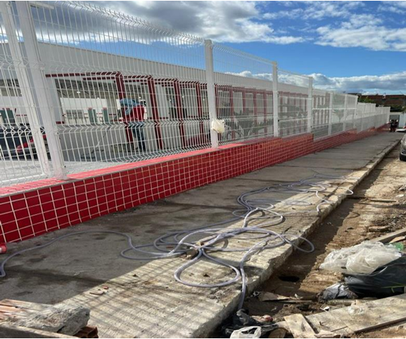 PRESTAÇÃO DE SERVIÇOS DE INSTALAÇÃO E FORNECIMENTO DE FACHADAS COM GRADIL E ESQUADRIAS NAS ESCOLAS PERTENCENTES AO SISTEMA MUNICIPAL DE ENSINO