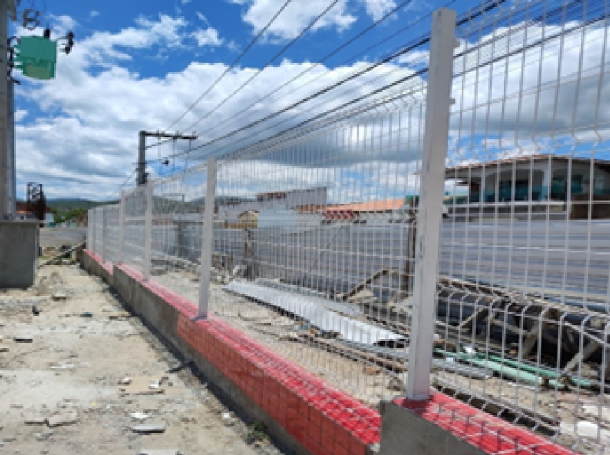 PRESTAÇÃO DE SERVIÇOS DE INSTALAÇÃO E FORNECIMENTO DE FACHADAS COM GRADIL E ESQUADRIAS NAS ESCOLAS PERTENCENTES AO SISTEMA MUNICIPAL DE ENSINO.