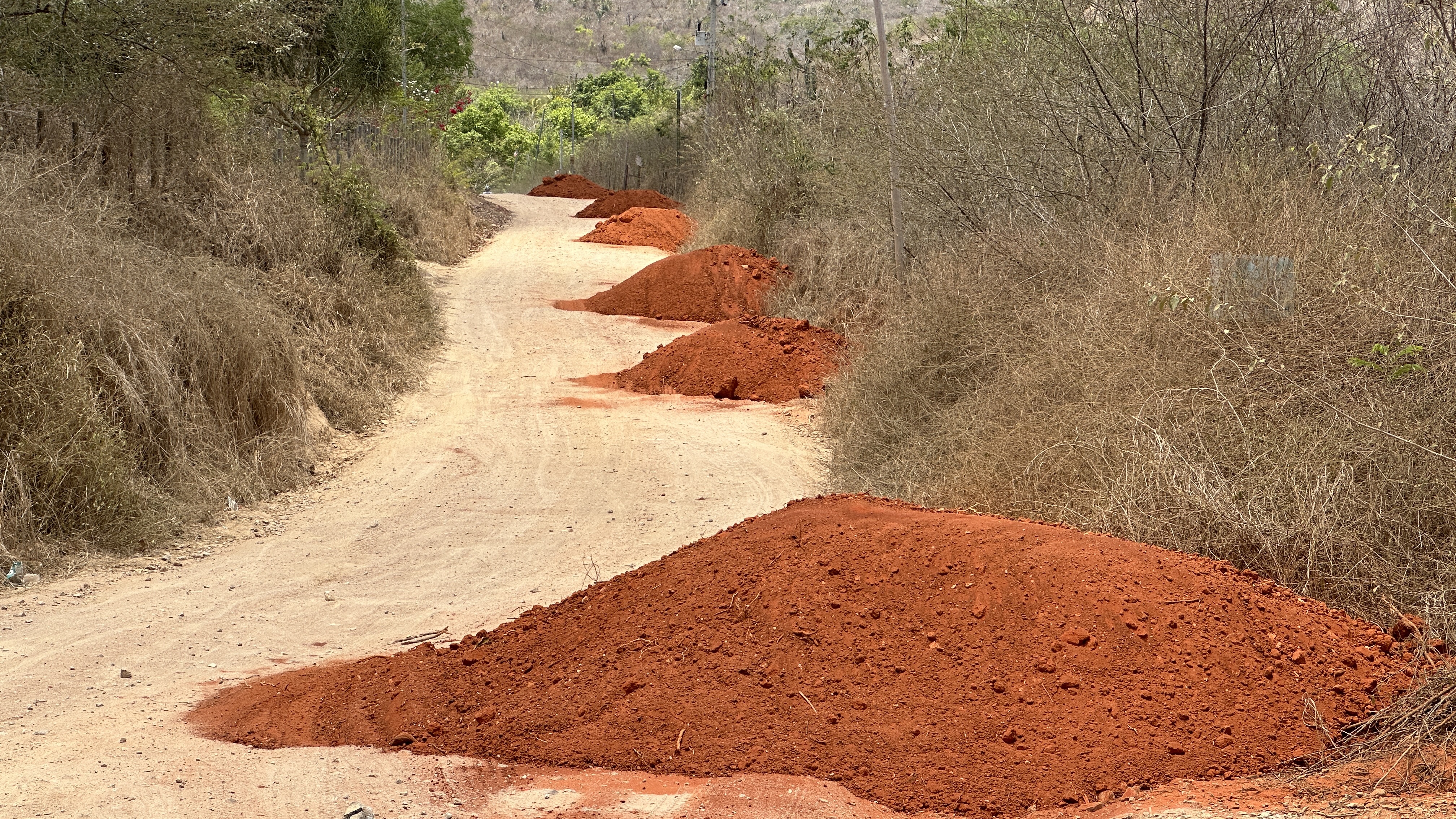 Prestação de serviços de recuperação/manutenção de estradas não pavimentadas no acompanhamento técnico de terraplanagem, fornecimento e aplicação de aditivo nano estabilizante iônico de solos, na zona rural das Queimadas