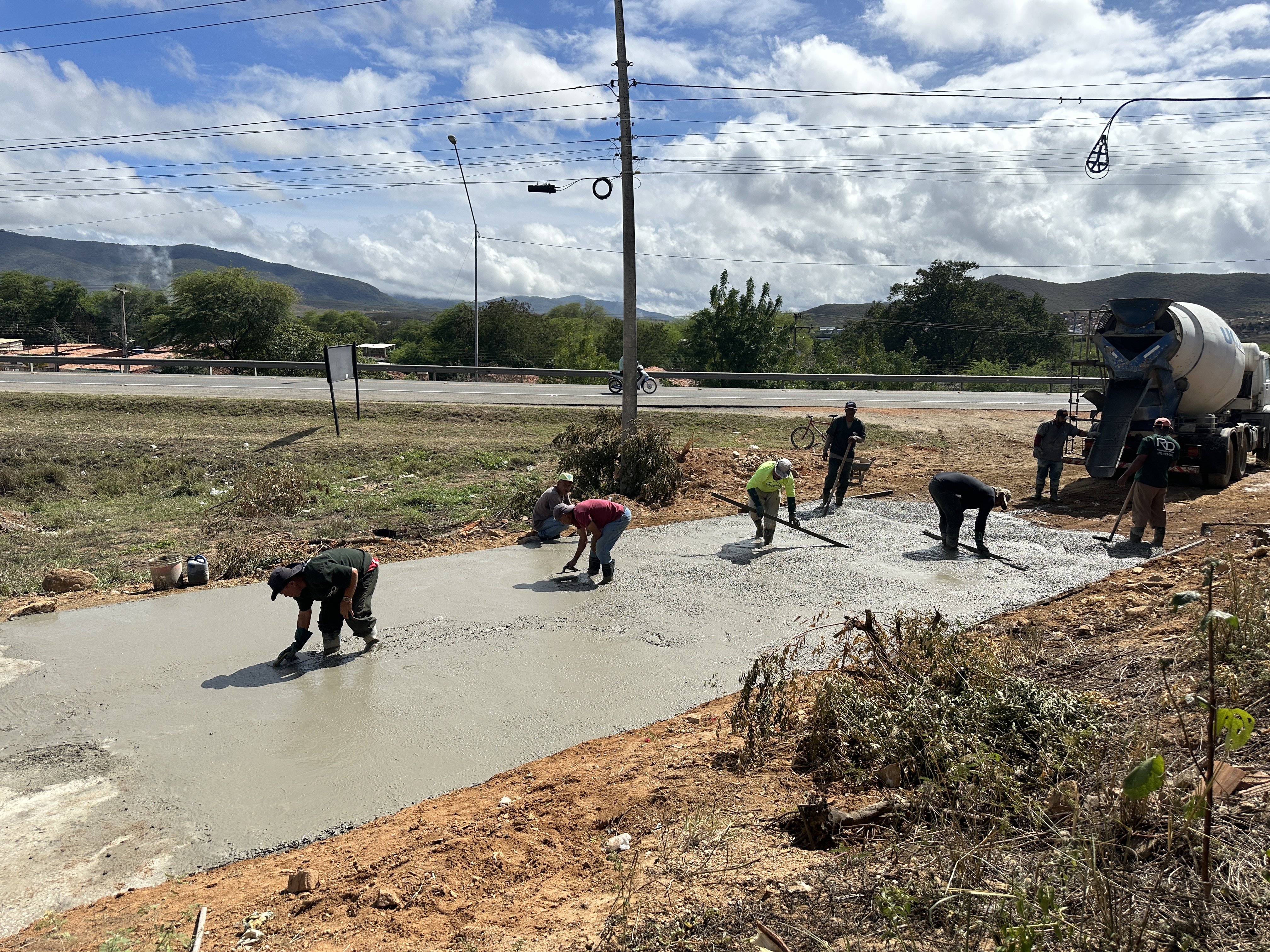FORNECIMENTO DE CONCRETO USINADO: Fornecimento de Concreto Usinado 30 MPA vias e obras públicas